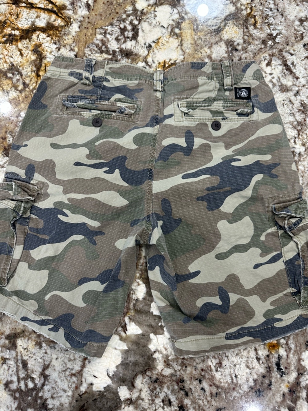 Aeropostale Camo Cargo Shorts in Green and Khaki - Picture 2 of 3